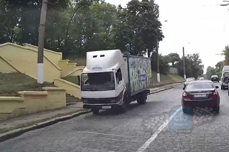 У вантажівки на ходу відірвалася кабіна, водій загинув: момент потрапив на камеру (Відео 18+)