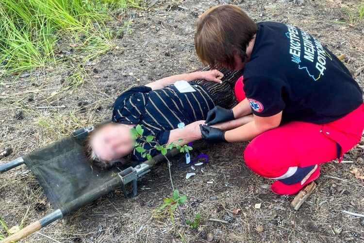 На Рівненщині в болоті знайшли непритомну бабусю