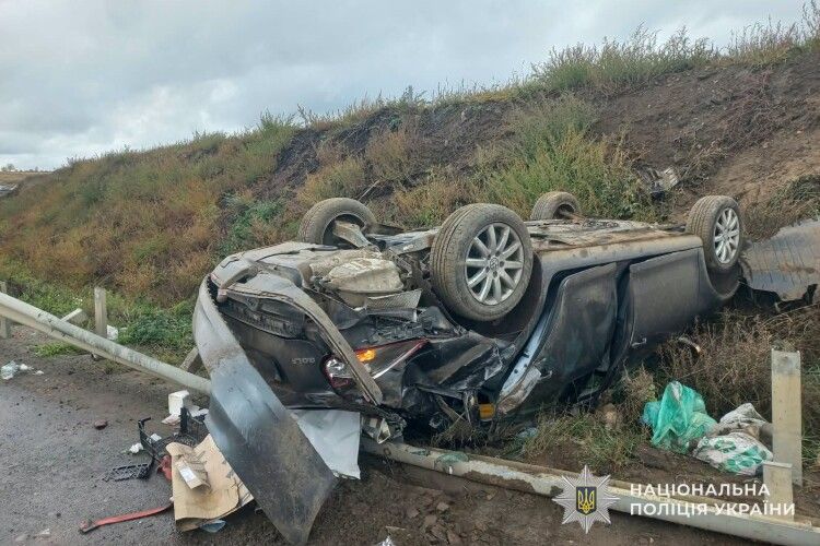 Виїхав на узбіччя та перекинувся: на Львівщині в автотрощі постраждала родина з Волині