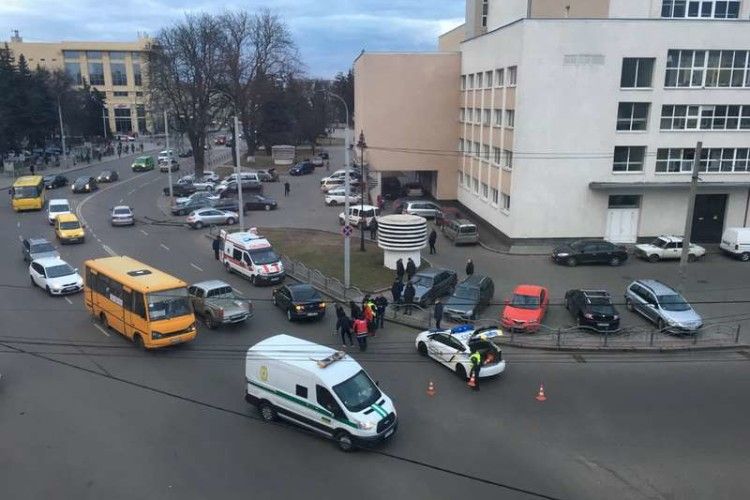 У самісінькому центрі Луцька легковик збив велосипедиста (фото)