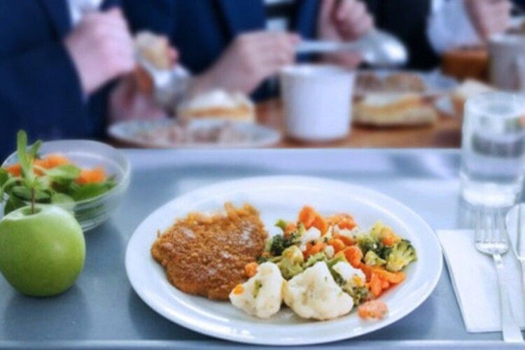Меню не за правилами: які порушення найчастіше знаходять у шкільних їдальнях на Волині