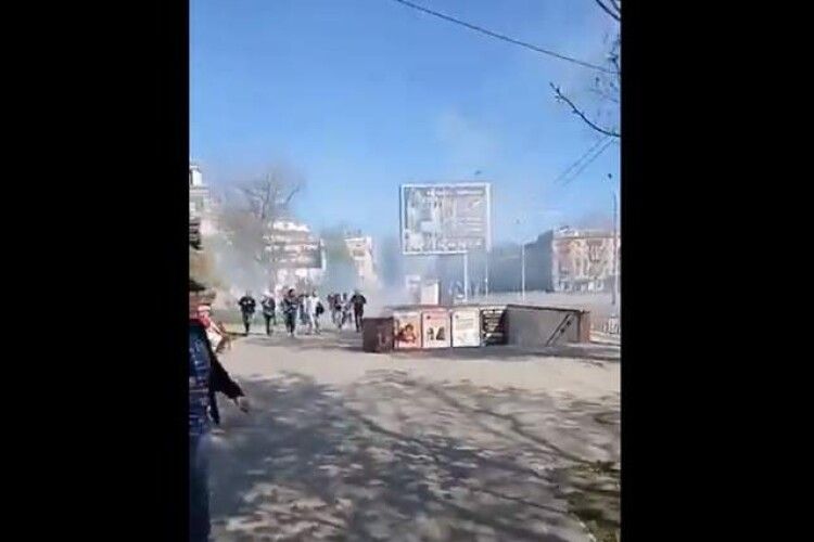 Росіяни закидали світлошумовими гранатами український мітинг у Херсоні (Відео)