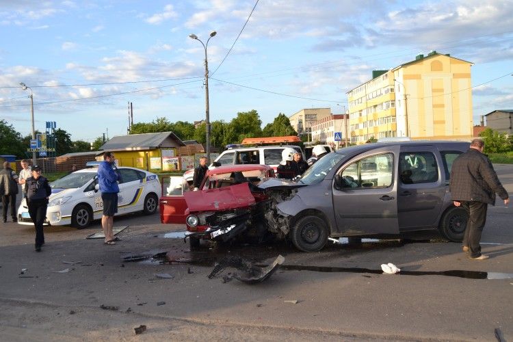 У Рівному з понівеченої машини водія діставали рятувальники (Відео)