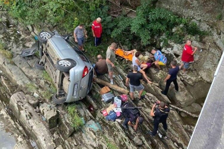 Машина впала з 10-метрової висоти: на Закарпатті водій з сім'єю на авто злетіли з моста в річку (Фото)