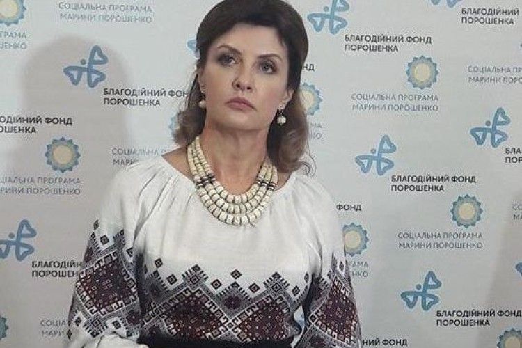 З недешевим годинником і нарощеними віями: на Рівненщину приїхала дружина Порошенка