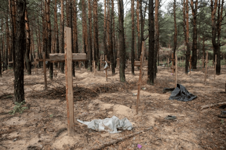 Під Ізюмом вже розкопали тіла 22 цивільних та 17 військових