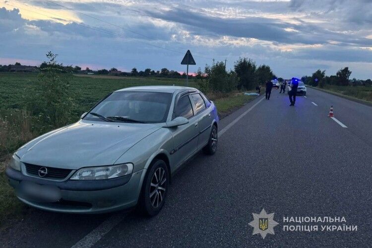 На Волині пасажирка вистрибнула з авто на ходу і потрапила під колеса
