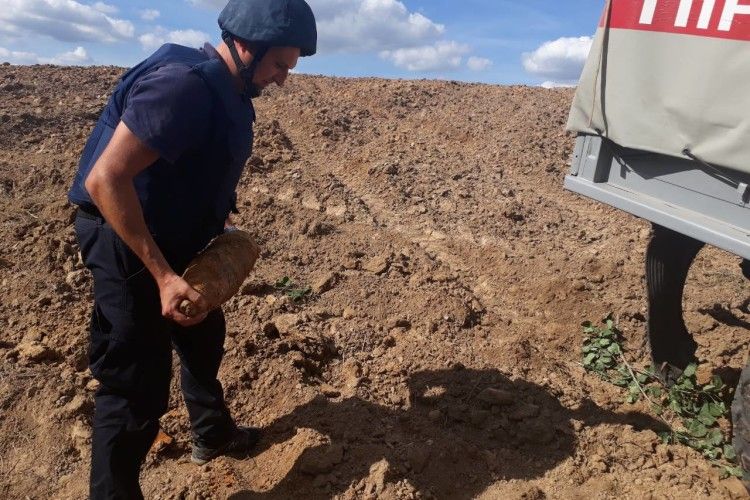 Рівненські рятувальники знешкодили величезний снаряд