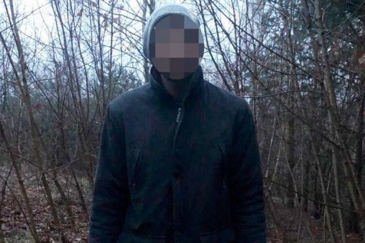 Жив у землянці: у лісі на Рівненщині затримали ймовірного корегувальника вогню