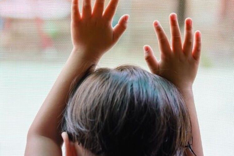 В Одесі та області двоє маленьких дітей випали з вікон багатоповерхівок і вижили – поліція 