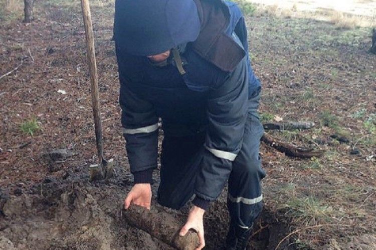 Біля села на Рівненщині чоловік знайшов снаряд
