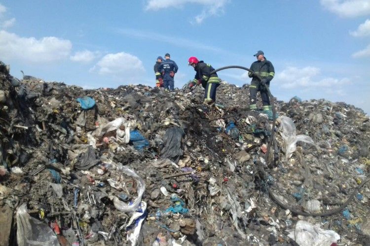 12 рятувальників гасили сміттєзвалище на Рівненщині