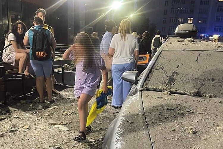 Дівчинка вибігла зі зруйнованої ракетою 16-поверхівки із прапором