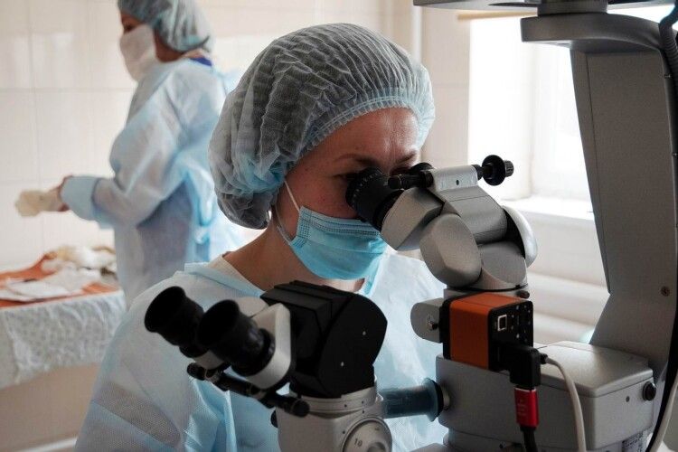 У Луцьку з’явився новий сучасний мікроскоп для хірургічних втручань на очах у діток