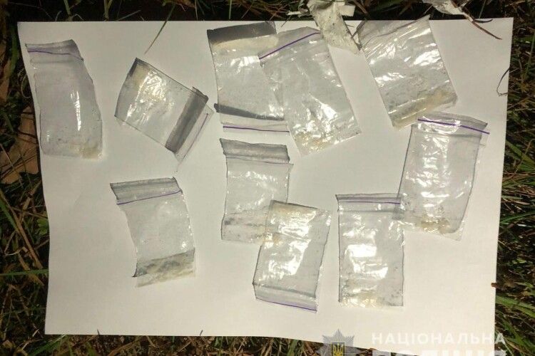 10 пакетиків з PVP та шприци: у Ковельському районі виявили зловмисника, причетного до зберігання наркотиків
