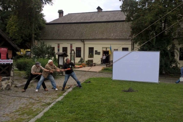 «Ніч у Луцькому замку-2018»: у древній фортеці триває активна підготовка до арт-шоу (Фото)