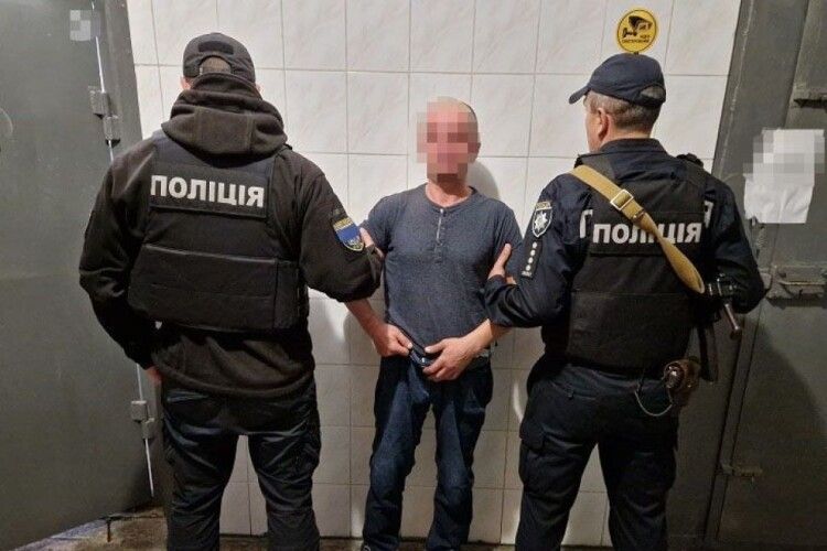 Чоловік зайшов до ліфта слідом за 22-річною дівчиною і, погрожуючи ножем, зґвалтував 