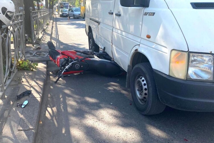 У Рівному внаслідок зіткнення 22-річного мотоцикліста відкинуло під бус (Фото)