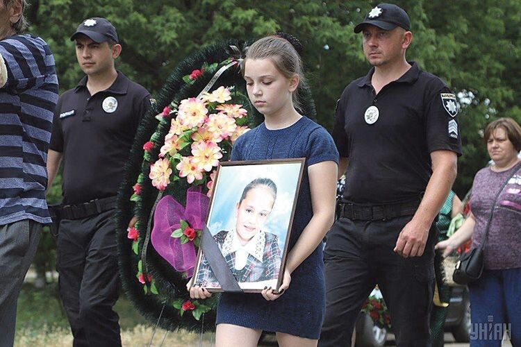 Мама убивці 11-річної Даринки: «Ми відмовляємося від нього. Нехай отримає по заслузі»