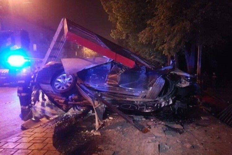 У Львові автомобіль зіткнувся з рекламним щитом, водія госпіталізовано