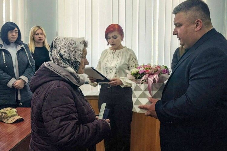 На Волині мамі полеглого Героя вручили нагрудний знак «Комбатантський хрест» (Фото)