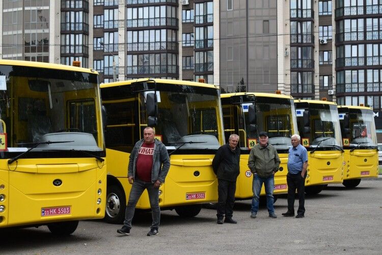 Сім громад на Волині отримали нові шкільні автобуси