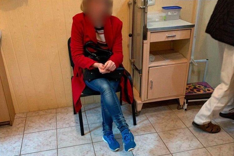 У Луцьку жінка залишила уночі двох дочок самими в парку