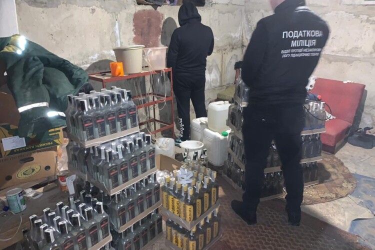У Луцьку в підпільному цеху вилучили 500 пляшок контрафактного алкоголю