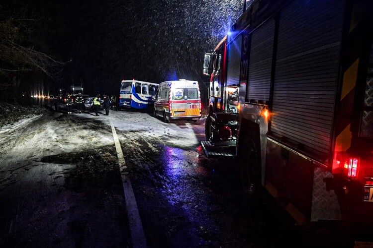 На слизькій дорозі на Волині зіткнулися машина з автобусом, тіло водія деблокували рятувальники (Фото)