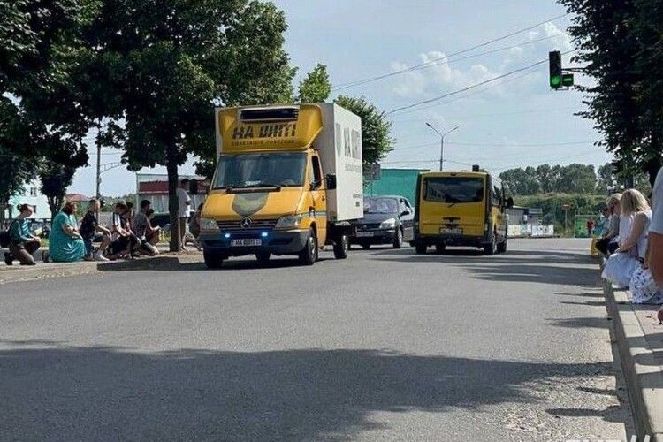 У місті на Волині сьогодні навколішки зустрінуть трьох Воїнів