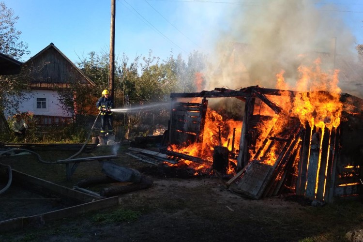 На Рівненщині через пожежу у клуні ледь не згоріла хата