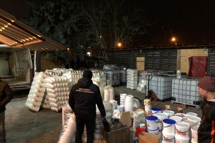 У Рівному в підпільному цеху підробляли відомі марки прального порошку
