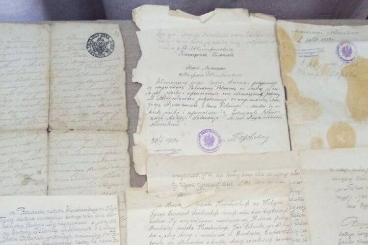 На Волині досліджують 200-літні документи, які знайшли на горищі старої хати