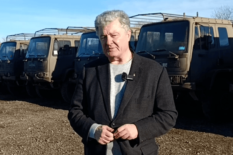 Порошенко у Британії купує ще одну партію вантажівок для ЗСУ