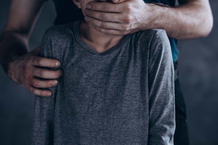 Платив дитині за мовчання: на Рівненщині засудили педофіла