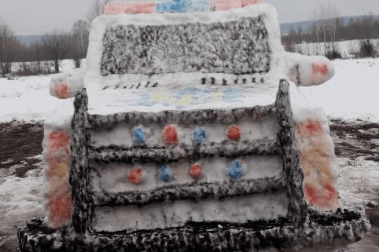 На Волині зліпили зі снігу поліцейського автомобіля (Фото)