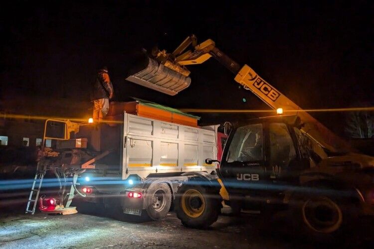 Наслідки снігопаду в Луцьку долали 12 одиниць спецтехніки (Відео)