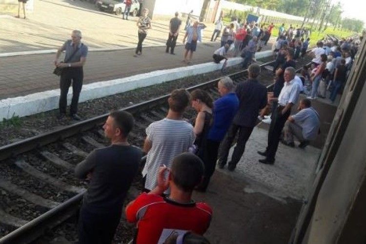 У Львові незадоволені пасажири знову перекрили залізницю