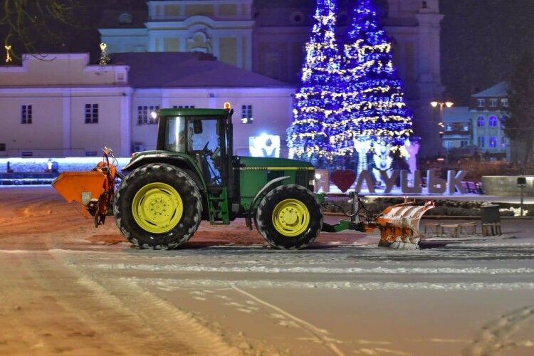 На дорогах у Луцьку працює снігоприбиральна техніка