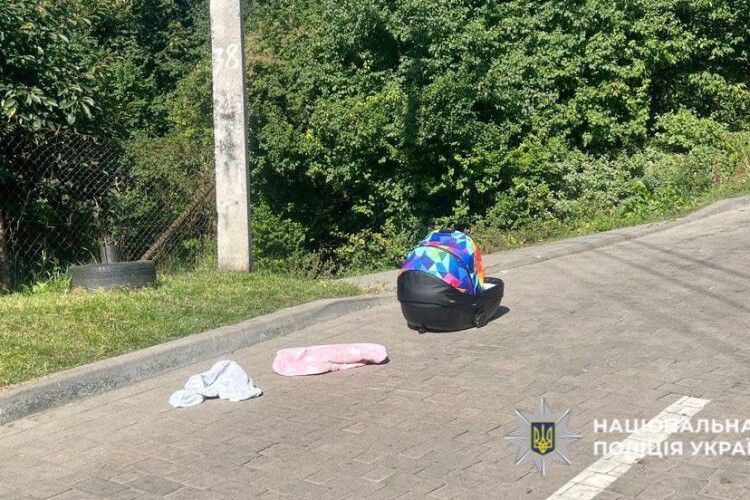 У Львові чоловік забув дитячу люльку на даху авто і поїхав