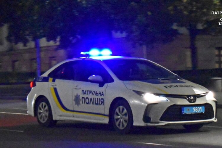 Патрульний із Волині врятував пораненого чоловіка під час обстрілу Херсона