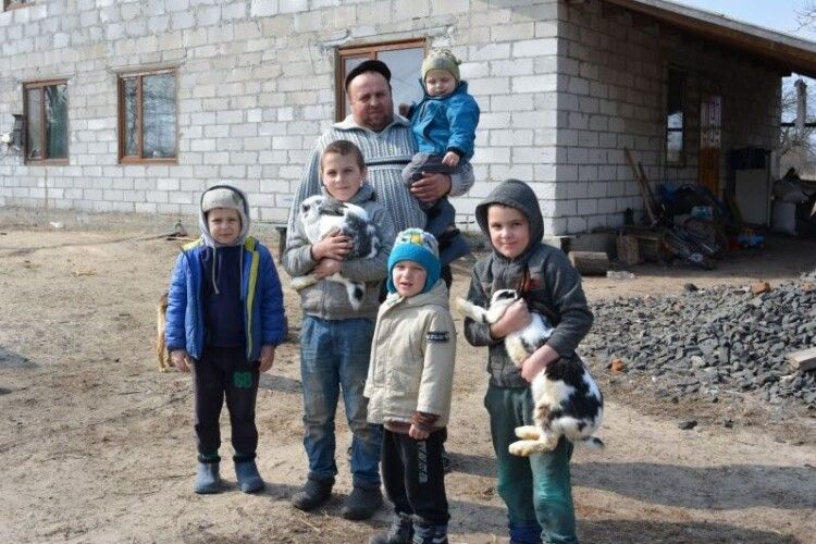 Василь Корець після смерті молодої дружини сам виховує 5 синів