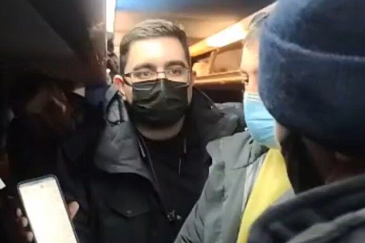 Силовики почали затримувати автобуси з прихильниками Порошенка, які їдуть до Києва 