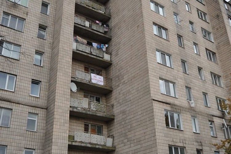 68-річна рівнянка вистрибнула з вікна восьмого поверху