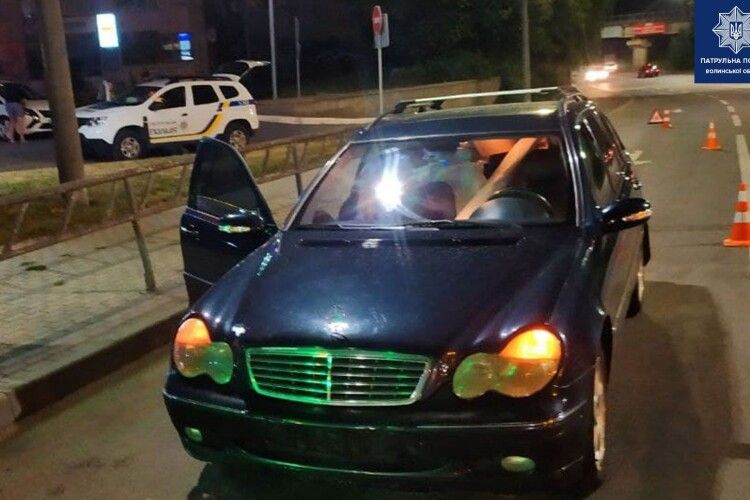 У Луцьку п’яний водій Opel Zafira в’їхав у Mercedes-Benz і втік  (Фото)
