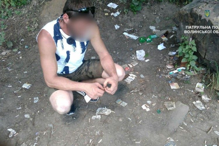 Луцькі патрульні спіймали наркомана «на гарячому»