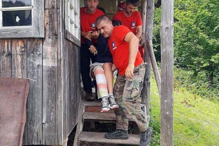 Рятувальники на руках знесли з карпатської полонини юну туристку, яка травмувала ногу (Фото)