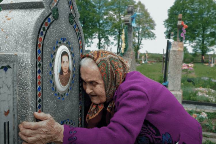 Завдяки волонтерам 95-річна ківерчанка відвідала могили рідних (Відео)