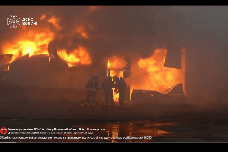 Полум’я сягало неба: на Волині показали відео, як ліквідовували пожежу після російської атаки