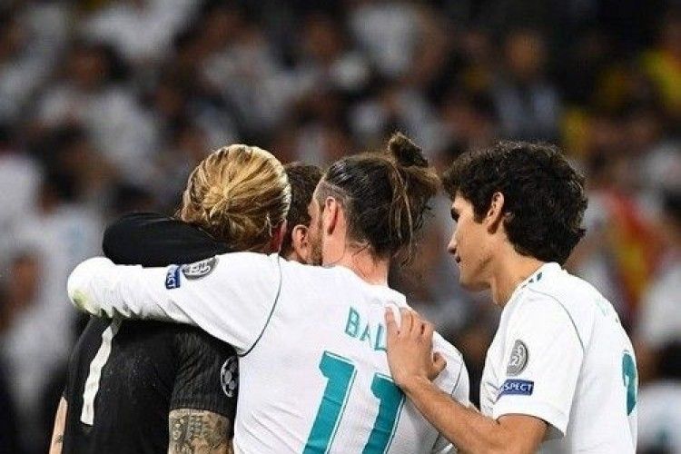 ФОТО ДНЯ: гравці «Реала» після фінального свистка почали заспокоювати воротаря «Ліверпуля»